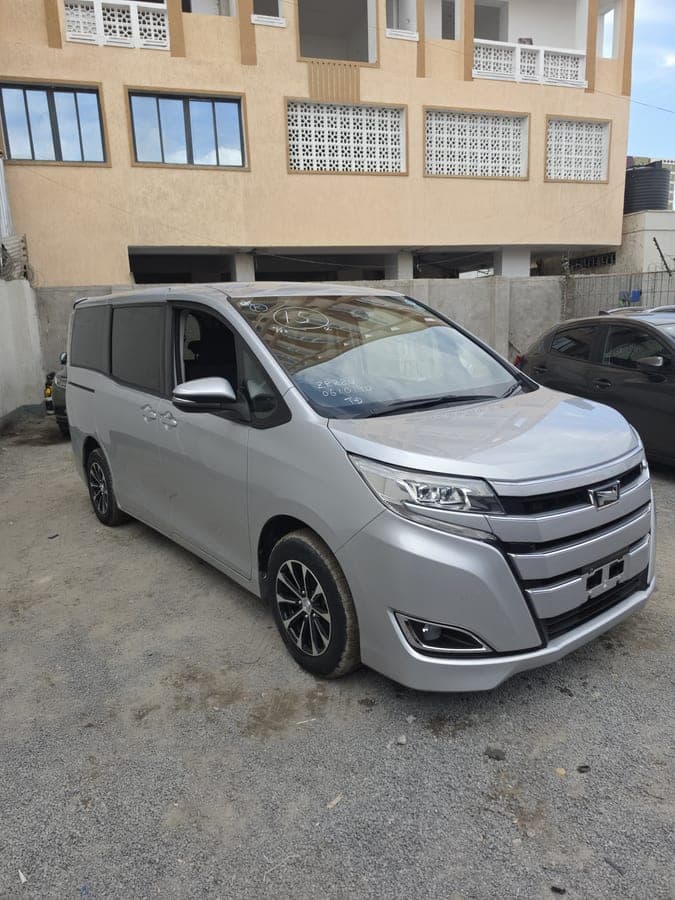 Toyota Noah (ZRR80)